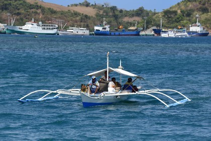 Philippines, Calamian Islands dans le nord de Palawan, Busuanga Island, ville de Coron, pirogue à balancier devant le port de commerce
