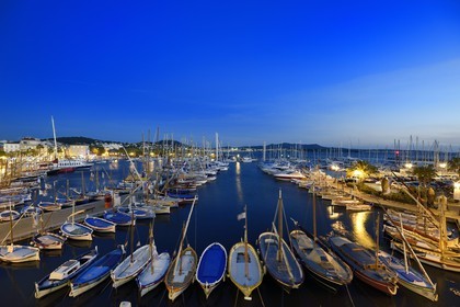 France, Var (83), Sanary-sur-Mer, barques traditionnelles de peche appelées pointus sur le port