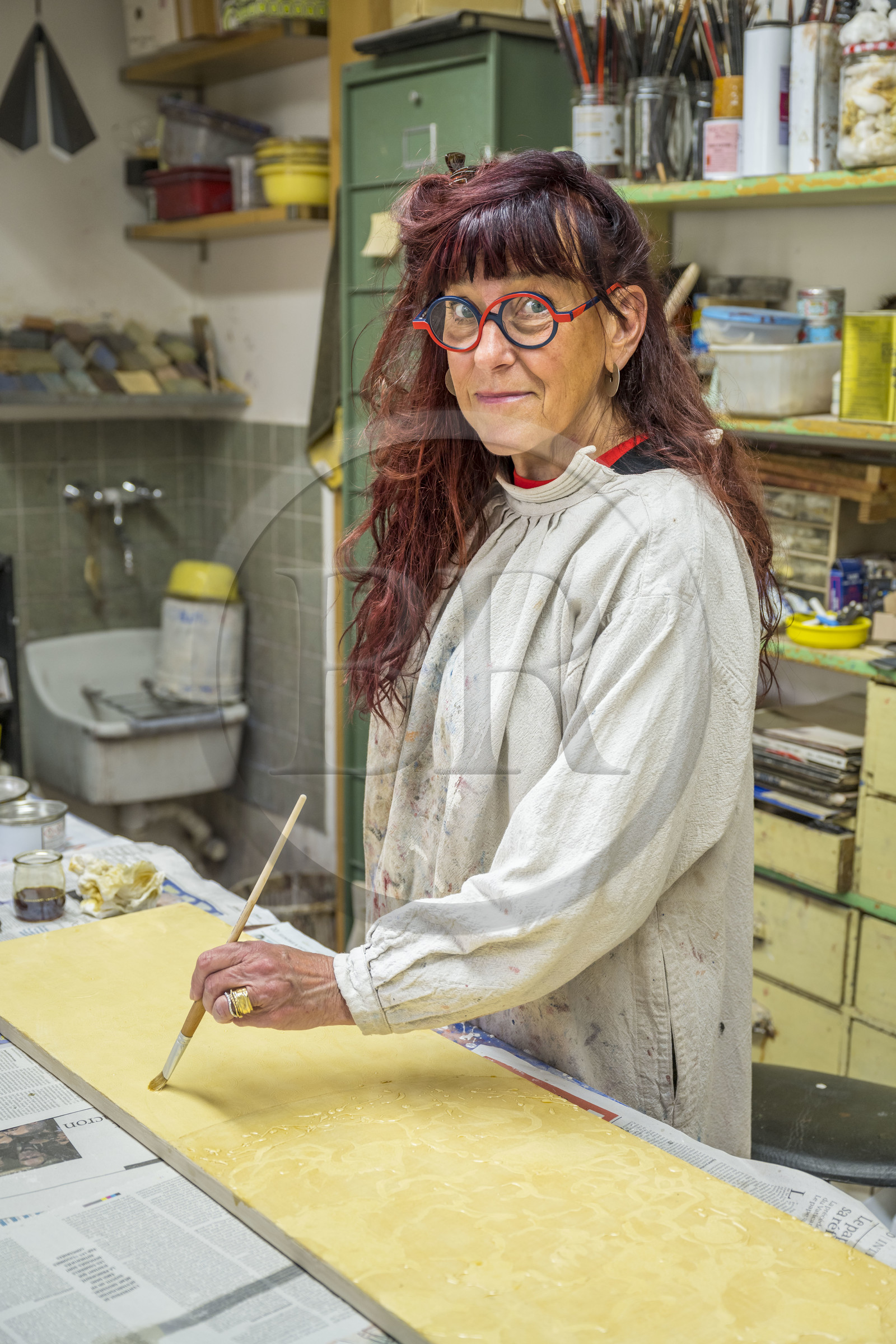 France, Hauts-de-Seine (92), Colombes, l'artiste et laqueur Isabelle Emmerique dans son atelier