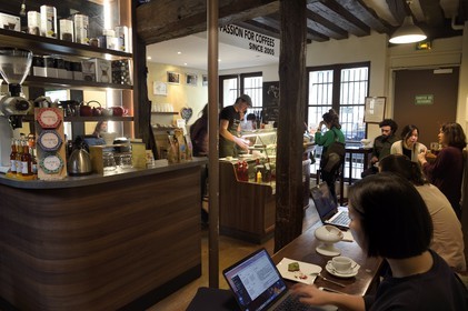 France, Paris (75), la Caféothèque rue de l'Hotel de ville, café mais aussi espace de torréfaction et de vente de café