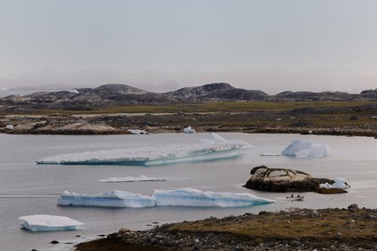 Groenland, fjord de Nanortalik au sud du pays, bateau progressant entre les icebergs