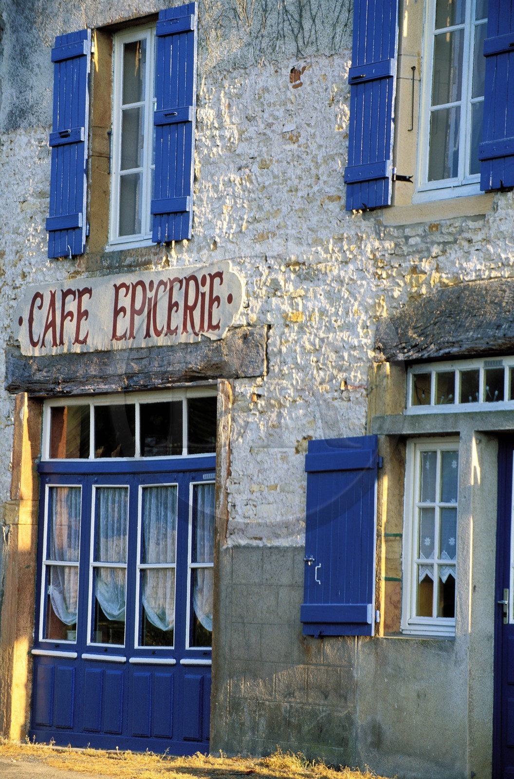 France, Saône-et-Loire (71), Chissey-les-Mâcon, café-épicerie