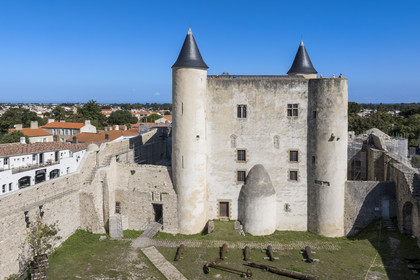France, Vendée (85), Ile de Noirmoutier, Noirmoutier-en-l'Ile, le chateau médiéval (vue aérienne)
