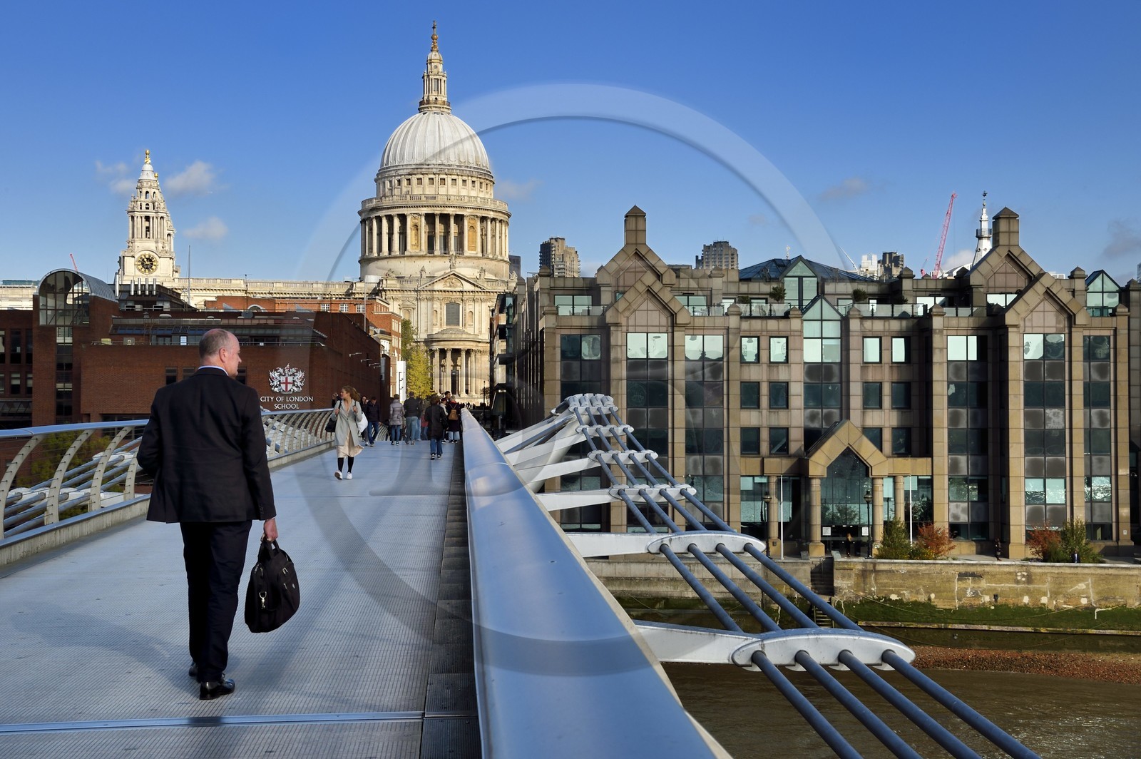 Royaume-Uni, Londres, la City, le pont du Millénaire (Millennium Bridge) de l'architecte Norman Foster sur la Tamise et la cathédrale Saint-Paul en arrière plan