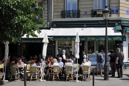 France, Paris (75), île Saint Louis, terrasse de café vendant des glaces de la Maison Berthillon