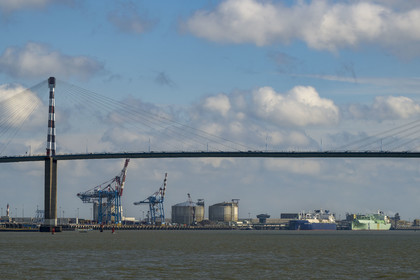 France, Loire-Atlantique (44), Estuaire de la Loire, Saint-Nazaire, le pont de Saint-Nazaire et le Grand port maritime de Nantes-Saint-Nazaire en arrière plan