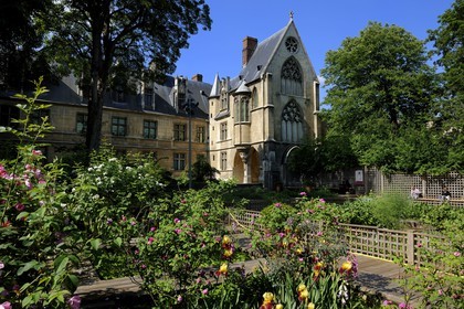 France, Paris (75), musée du Moyen-Age, ancien hôtel de Cluny, la chapelle depuis le jardin médiéval