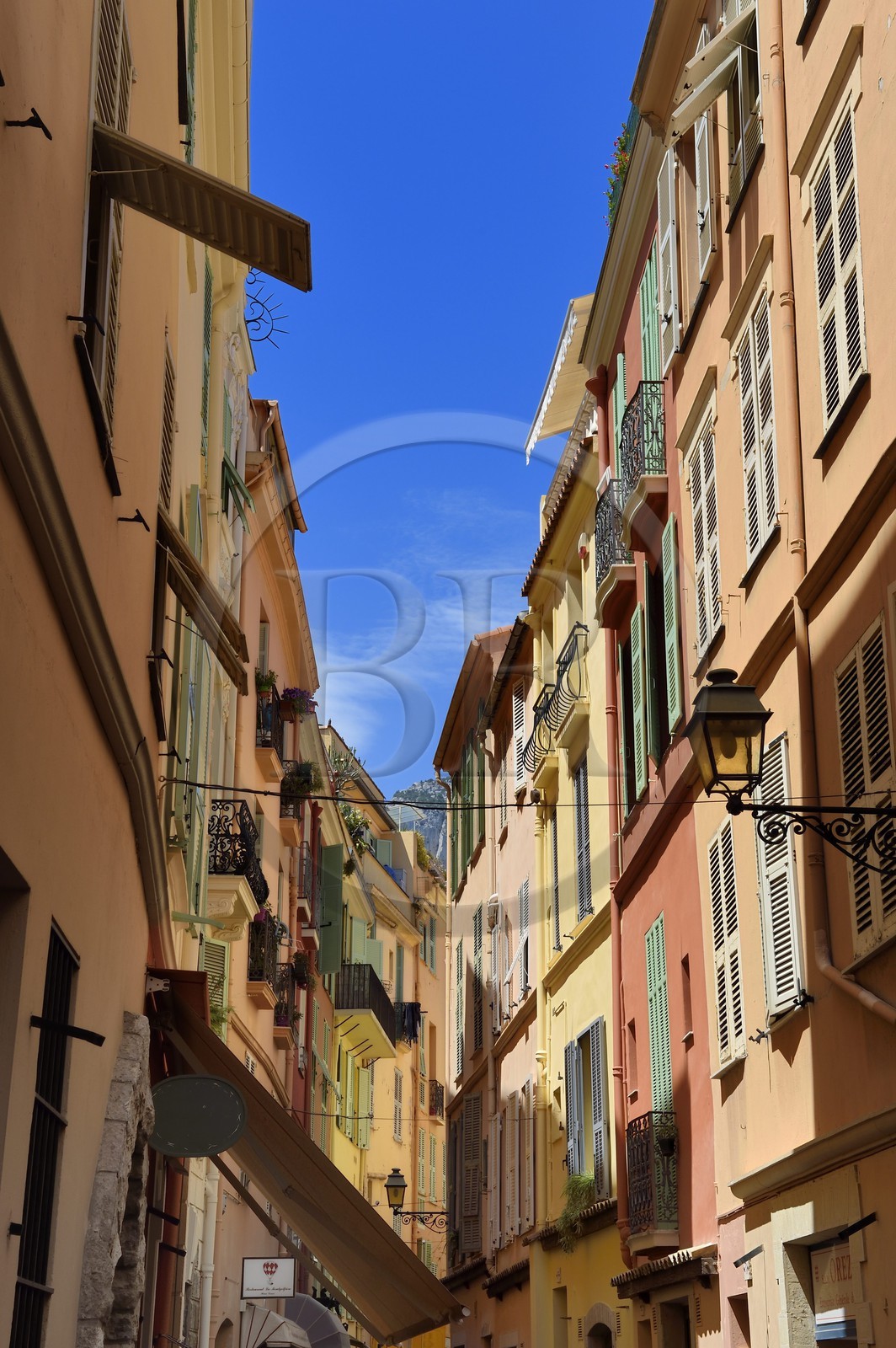 Principauté de Monaco, Monaco, la vieille ville sur le Rocher, rue Basse