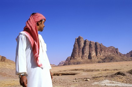 Jordanie, Wadi Rum, un bédouin devant le massif dit des Sept Piliers de la Sagesse
