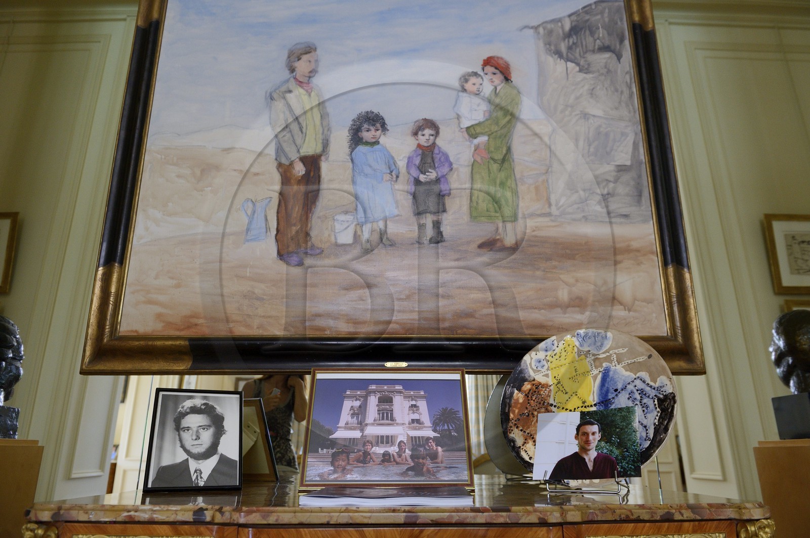 France, Alpes-Maritimes (06), Cannes, la villa La Californie où vécu Pablo Picasso, aujourd'hui renommé le Pavillon de Flore par Marina Picasso, le salon, tableau de Pablo Picasso intitulé La Famille et en dessous les photos de la famille de Marina Picasso