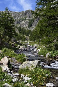 France, Alpes-Maritimes (06), parc national du Mercantour, randonneurs sur le sentier de randonnée de la vallée de la Valmasque et le verrou glaciaire en arrière plan