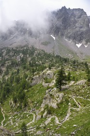 France, Alpes-Maritimes (06), parc national du Mercantour, vallée de la Valmasque, sentier aménagé par les italiens sous Mussolini franchissant le verrou glaciaire et le Mont Sainte-Marie (2740m) en arrière plan
