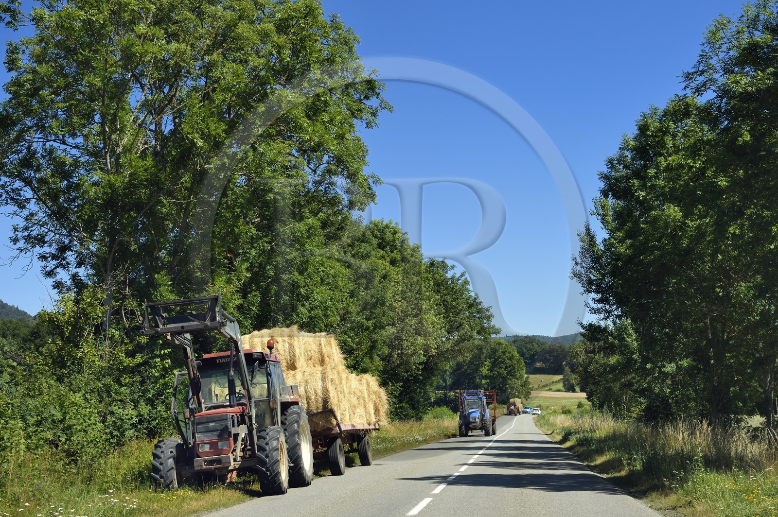 France, Puy-de-Dôme (63), Saint-Ours-les-Roches, tracteur avec bales de foin