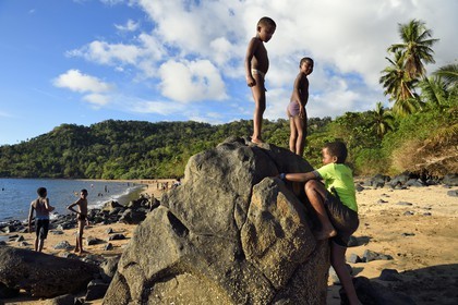 France, Ile de Mayotte, Grande-Terre, Sada, enfants jouant sur Tahiti plage (Mtsagnougni) dans la baie de Bouéni