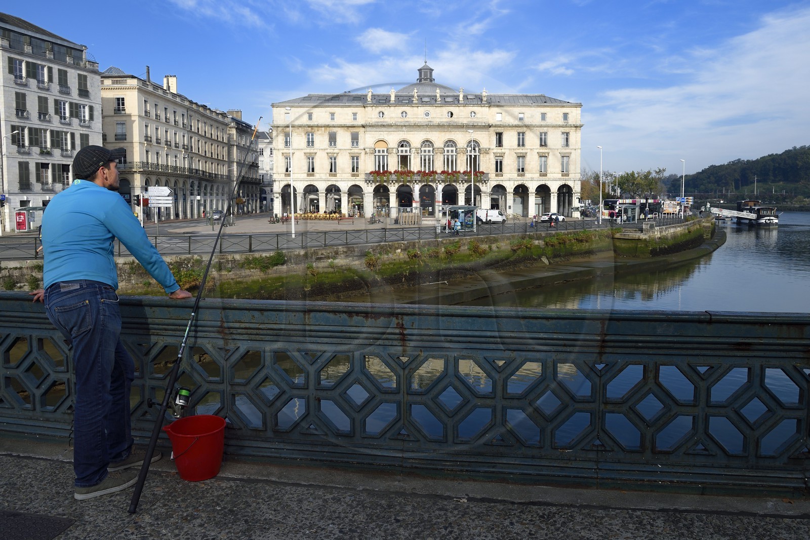 France, Pyrénées-Atlantiques (64), Pays-Basque, Bayonne, hôtel de ville, place de la Liberté, sa facade est ornée de six statues allégoriques symbolisant les activités artistiques et économiques de la ville