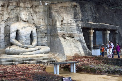 Sri Lanka, province du Centre-Nord, Polonnaruwa, l'ancienne capital du pays (XIe au XIIIe siècle) est classée au Patrimoine Mondial de l'UNESCO, bouddha géant taillé dans la rocher du Gal Vihara,  Bouddha assis les mains jointes en forme de coupe dans la position méditative du dhyana mudra