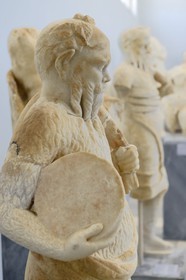 Grèce, île de Delos, classée Patrimoine Mondial de l'UNESCO, site archéologique de Délos, le musée archéologique, statue d'un acteur dans le costume du vieux Silène, professeur de Dionysos