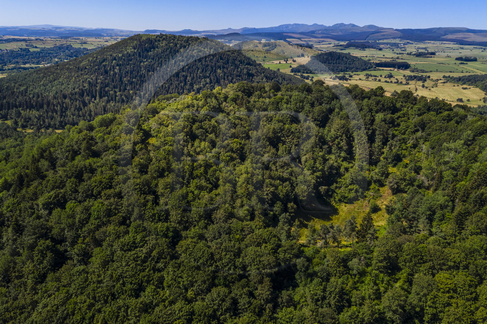 France, Puy-de-Dôme (63), Aydat, Parc naturel régional des Volcans d'Auvergne,  le volcan du Puy de Vichatel, le Puy de Charmont au deuxième plan et le Puy de Sancy en arrière plan (vue aérienne)