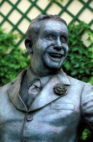 France, Aude (11), Narbonne, la statue du chanteur dans la maison de Charles Trénet
