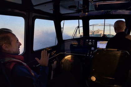 France, Bouches-du-Rhône (13), Marseille, le Pilote maritime de la Station de Pilotage de Marseille-Fos et Président du Club de la Croisière Marseille Provence Jean-François Suhas, à bord d'une pilotine