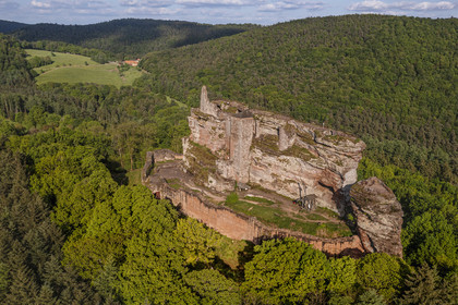 France, Bas-Rhin (67), Parc naturel régional des Vosges du Nord, Lembach, chateau de Fleckenstein (vue aérienne)