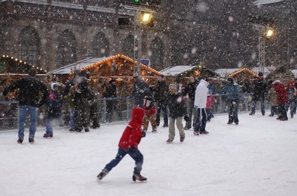 France, Bas Rhin (67), Strasbourg, patinoire installée au pied de la cathedrale pour Noel