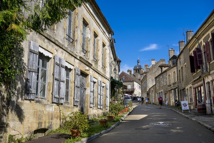 France, Yonne (89), parc naturel régional du Morvan, Vézelay, classé au Patrimoine Mondial de l'UNESCO, labellisé Les Plus Beaux Villages de France, point de départ de l'une des principales voies de pèlerinage de Saint-Jacques-de-Compostelle, la rue principale qui monte vers la basilique, la rue Saint Etienne qui devient la rue Saint Pierre