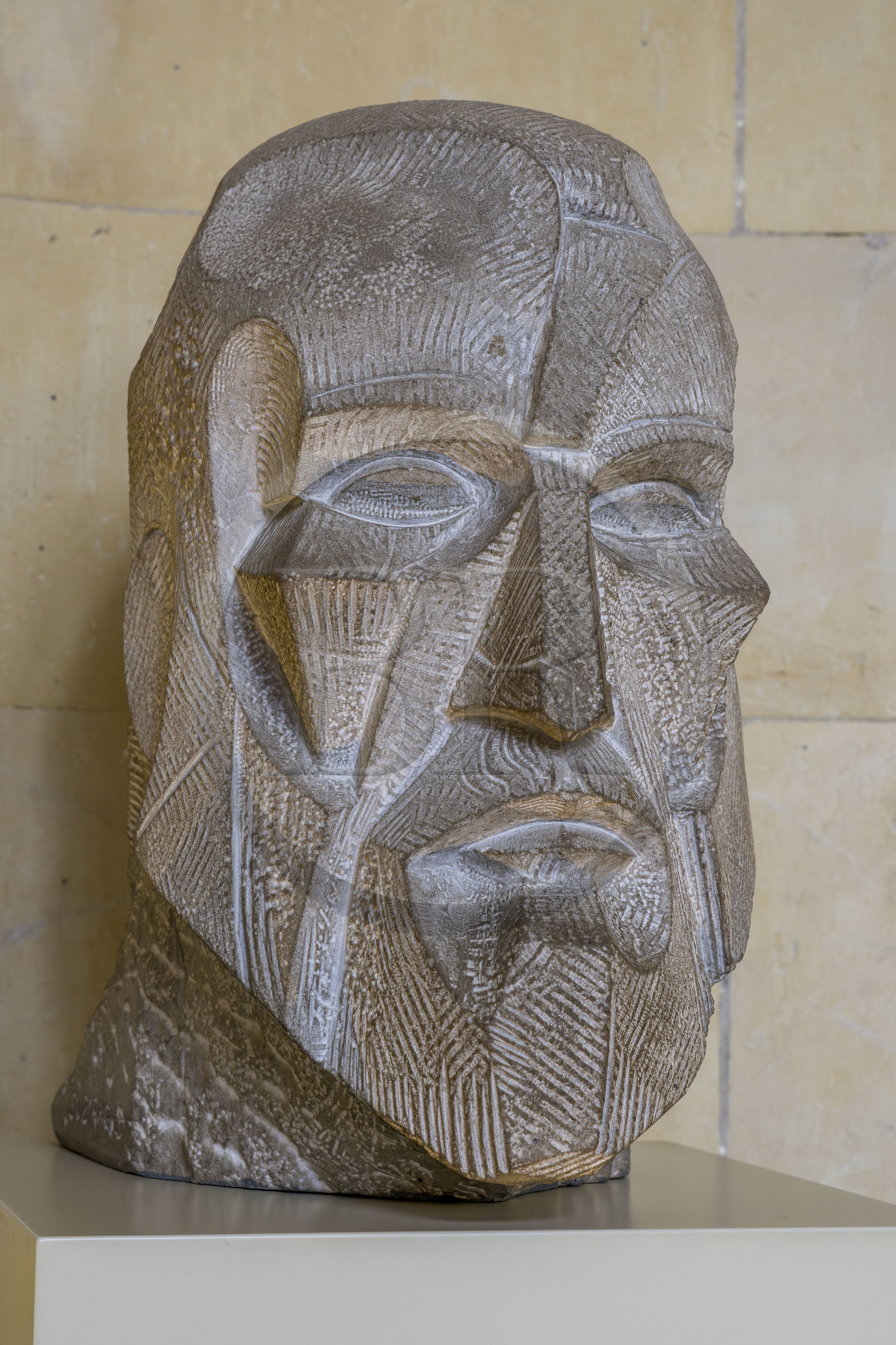 Espagne, Catalogne, Barcelone, quartier de l'Eixample, basilique de la Sagrada Familia de l'architecte du modernisme catalan Antoni Gaudi classée Patrimoine Mondial de l'UNESCO, sculpture représentant Antoni Gaudi par Josep Subirachs (1989) exposée dans la partie muséale