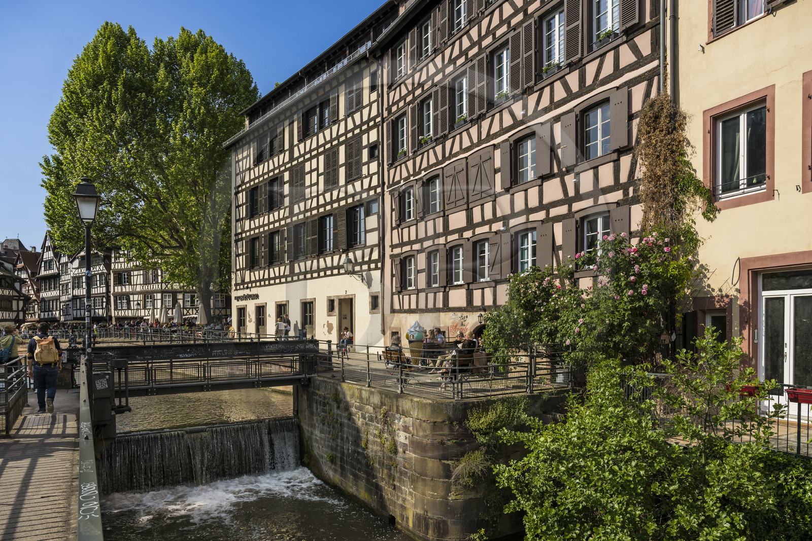 France, Bas-Rhin (67), Strasbourg, vieille ville classée au Patrimoine Mondial de l'UNESCO, quartier de la Petite France, l'écluse sur l'Ill vers le quai des Moulins et la passerelle des anciennes glacières