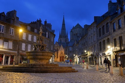 France, Côtes-d'Armor (22), Guingamp, Fontaine de la Plomée sur la place du Centre et la rue Notre-Dame menant à la basilique Notre-Dame de Bon-secours et maison à tourelle