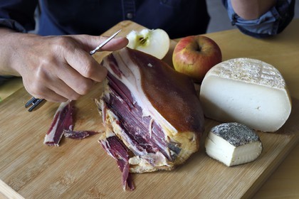 France, Corse-du-Sud (2A), Vallée du Prunelli, Bastelica, Boutique Hotel Artemisia, son directeur Christophe Gandon déguste un jambon pays accompagné de produits locaux, pomme, fromages de chèvre et brebis