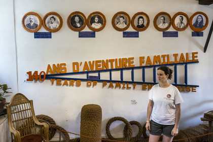 France, Drôme (26), Drôme provençale, Nyons, La Scourtinerie, dernière manufacture de scourtins de Provence, filtres traditionnels utilisés dans la fabrication de l'huile d'olive mais conçus aussi aujourd'hui comme objets de décoration en fibre de coco, Sophie Villeneuve-Fert, membre de la cinquième génération, à la tête de l’entreprise familiale avec sa mère et son oncle