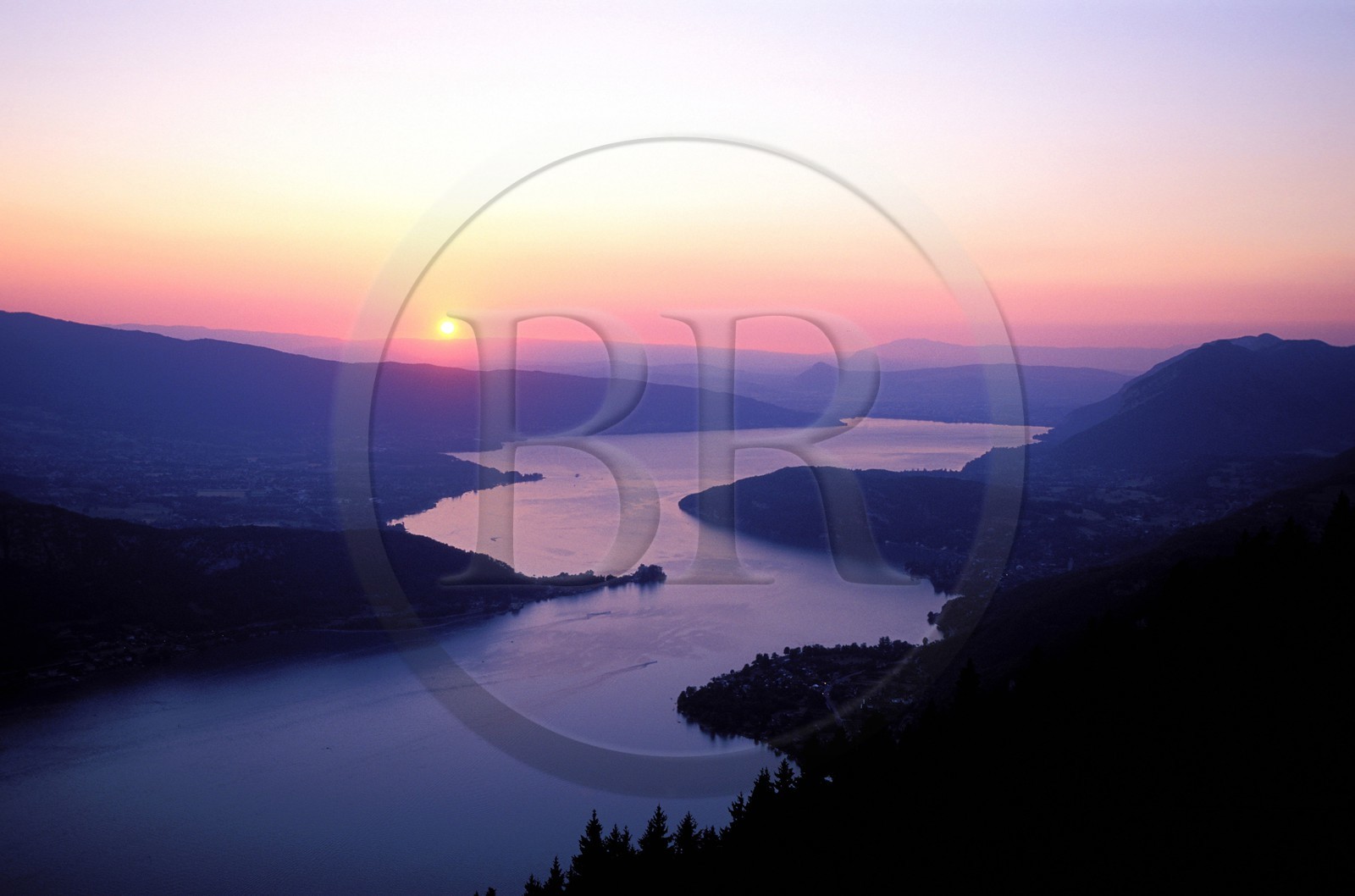 France, Haute-Savoie (74), lac d'Annecy au coucher de soleil depuis le col de la Forclaz