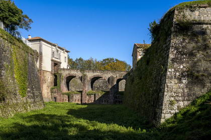 France, Pyrénées-Atlantiques (64), Pays-Basque, Saint-Jean-Pied-de-Port, la citadelle consolidée par Vauban au sommet de la colline de Mendiguren