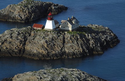 Norvège, Nordland, phare de Moholmen au large des Iles Lofoten (vue aérienne)