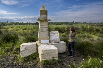 France, Gard (30), Saint-Gilles du Gard, manade Pierre Aubanel & fils, tombe de deux taureaux camarguais Raço di Biou qui ont fait la gloire de la manade, un memorial à un des gardians a été ajouté
