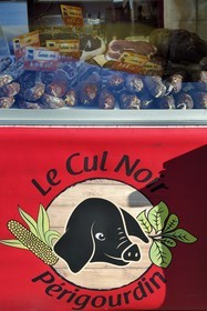 France, Dordogne (24), Périgord Vert, Thiviers, marché du samedi matin sur la place Foch, etal de charcutier