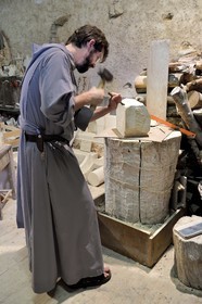 France, Haute-Loire (43), Parc naturel régional Livradois-Forez, abbaye de La Chaise-Dieu, le frère Jean Matthias Helluy de la confrérie de Saint-Jean qui est aussi tailleur de pierre, dans son atelier
