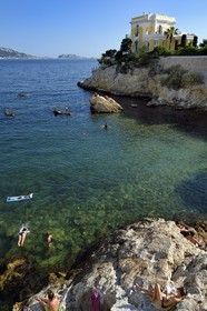 France, Bouches-du-Rhône (13), Marseille, quartier d'Endoume, Malmousque, Anse de Maldormé dominé par la Villa Petite Ourse, bronzage seins nus sur un rocher