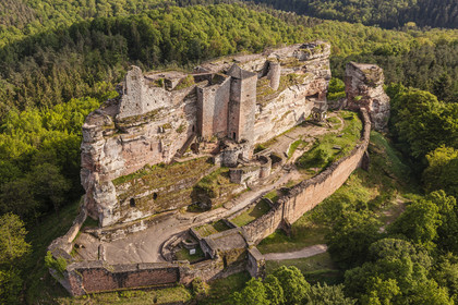 France, Bas-Rhin (67), Parc naturel régional des Vosges du Nord, Lembach, chateau de Fleckenstein (vue aérienne)