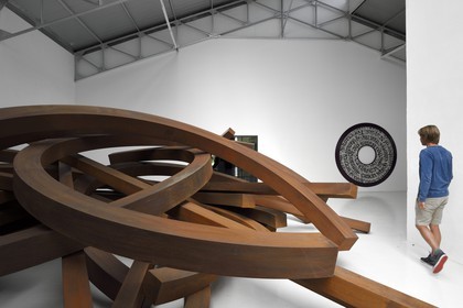 France, Var (83), Le Muy, Fondation Bernar Venet, Effondrement (2014), une pièce monumentale de 200 tonnes d'acier dans l'ancienne usine reconvertie en hall d'exposition