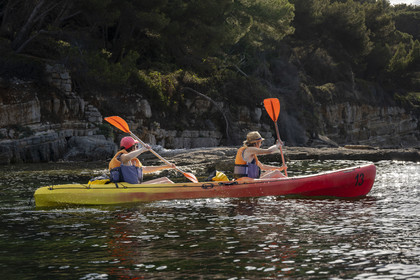 France, Alpes-Maritimes (06), Cannes, randonnée en kayak aux Iles de Lérins, en longeant la cote nord de l'Ile Sainte-Marguerite vers la Pointe du Vengeur