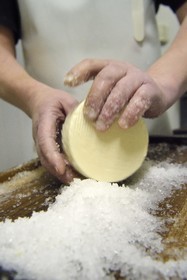 France, Haut-Rhin (68), Wasserbourg, Ferme-auberge Buchwald, le marcaire Michel Wehrey à la fabrication du fromage de munster AOP (lait de vache), salage du munster qui a 24 heures