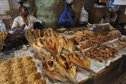 Tanzanie, Dar es-Salaam, le grand marché central de Kariakoo, étal de poissons séchés
