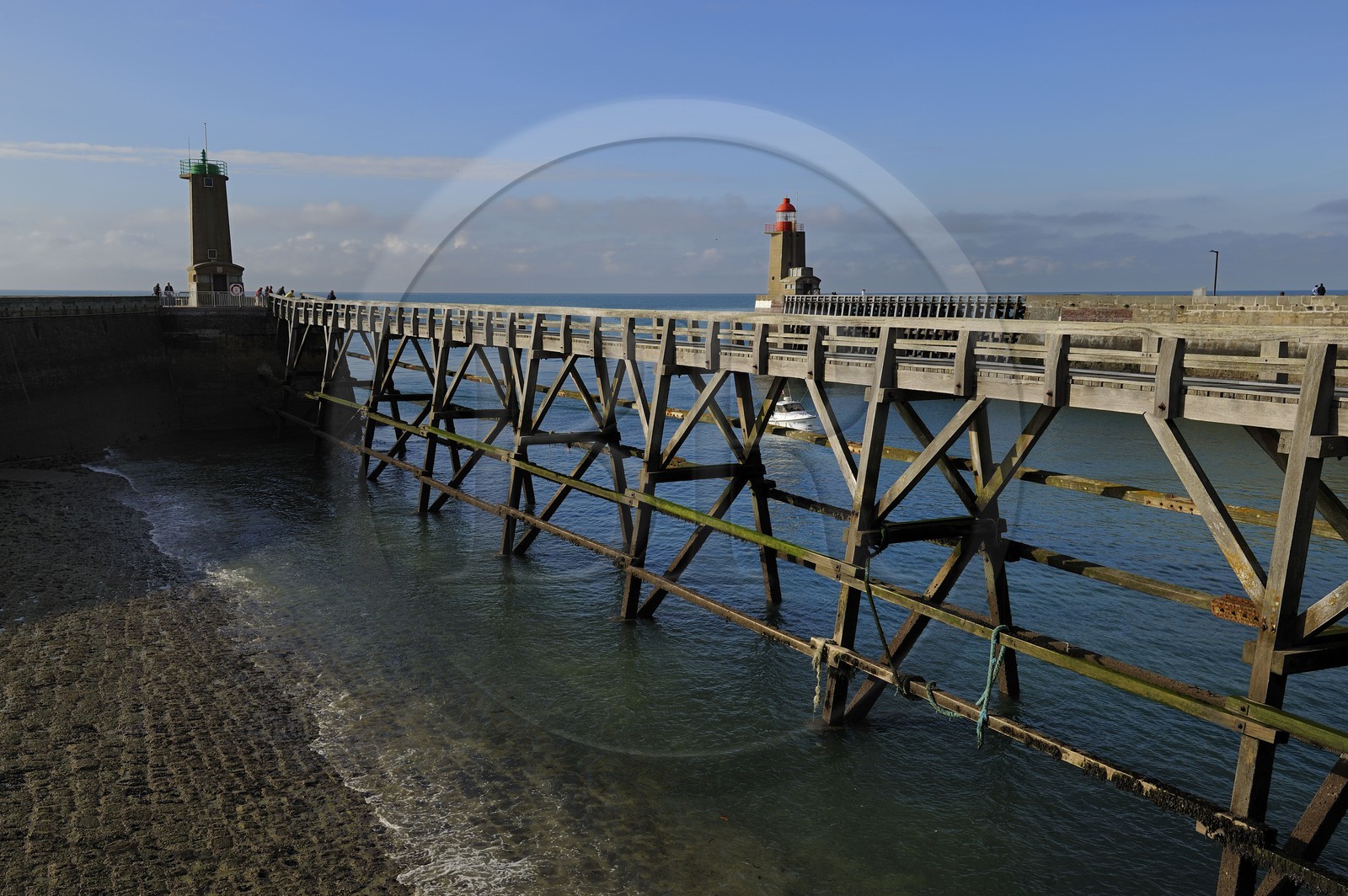 France, Seine-Maritime (76), Pays de Caux, Côte d'Albâtre, passerelle en bois à l'entrée du port de Fécamp