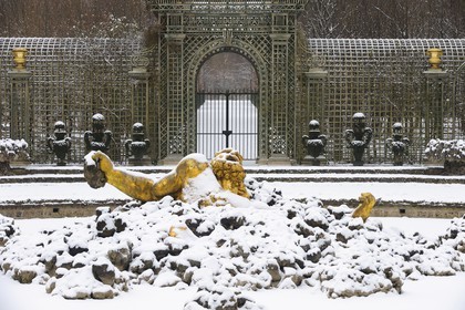 France, Yvelines (78), parc du château de Versailles sous la neige, classé Patrimoine Mondial de l'UNESCO, le Bosquet de l'Encelade oeuvre de Marsy