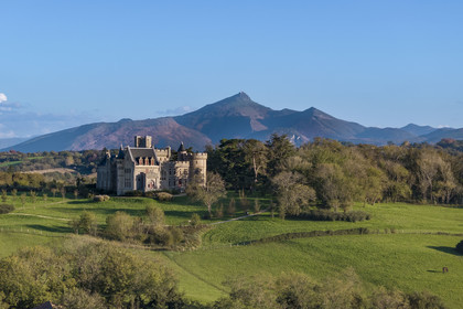 France, Pyrénées-Atlantiques (64), la côte du Pays-Basque, Hendaye, chateau d'Abbadia construit en 1870 par Eugène Viollet-le-Duc pour Antoine d'Abbadie d'Arrast et la montagne de La Rhune en arrière plan (vue aérienne)