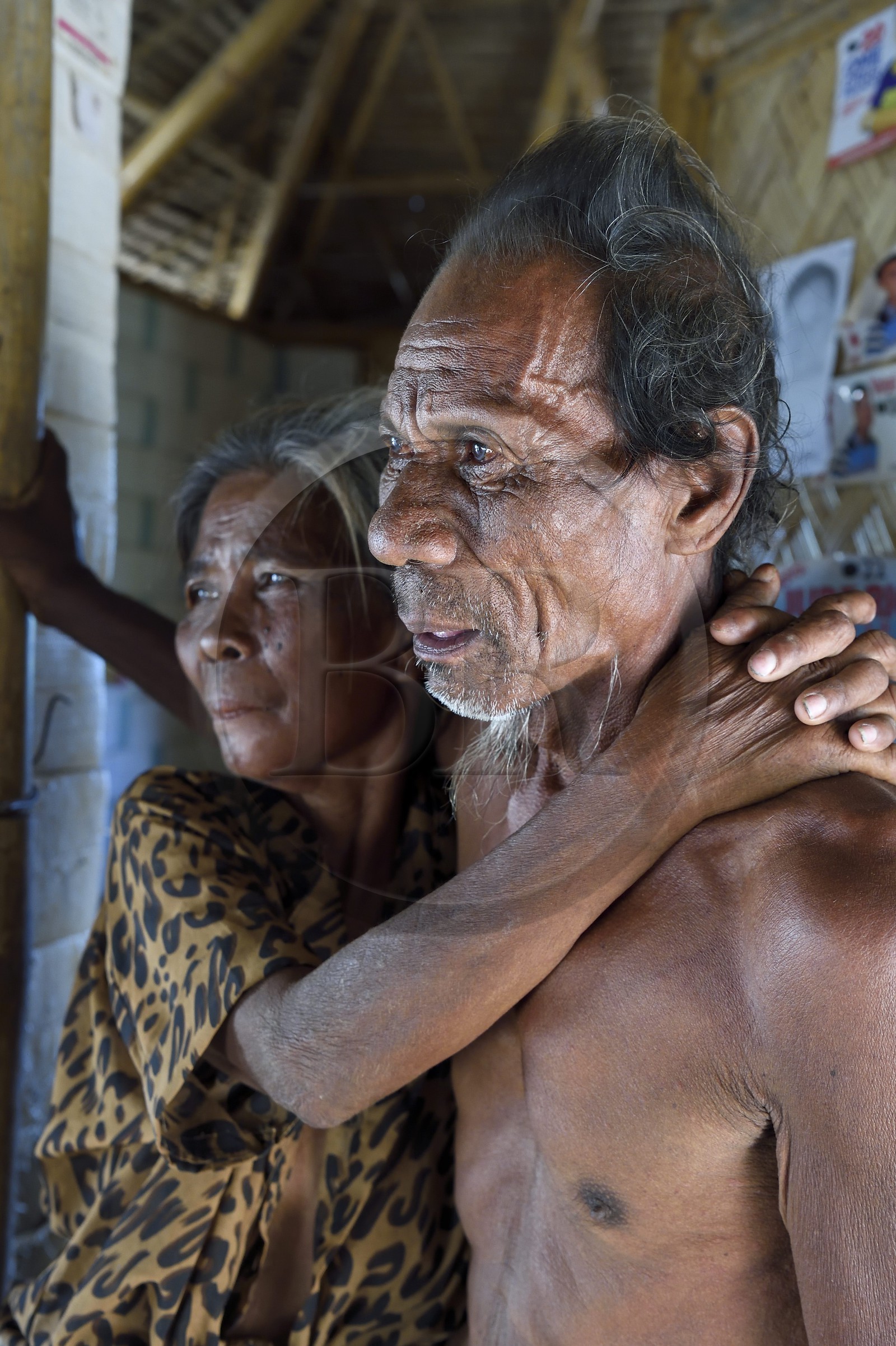 Philippines, Calamian Islands dans le nord de Palawan, Uson Island dans la baie de Coron, village de Barangay Lajala, le couple de plongeur-cueilleur d'algues Lilia et Danilo Magahon du groupe ethnique des Tagbanua