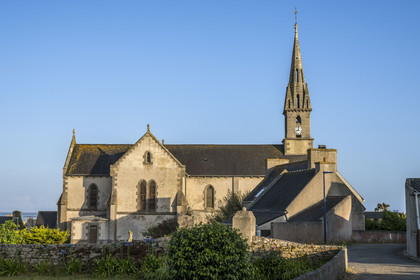 France, Finistère (29), Mer d'Iroise, Ile de Molène, l'église Saint-Ronan de 1881, en remerciement des actes rendus lors du naufrage du Drummond Castle en 1896, la reine d’Angleterre offra une Horloge 3 cadrans pour le clocher