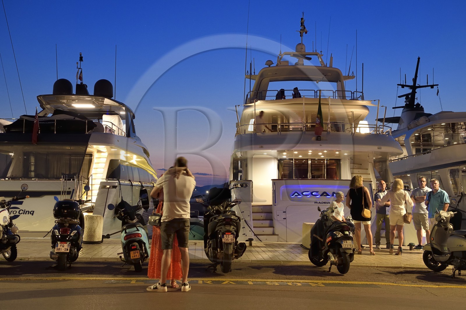 France, Var (83), Saint-Tropez, yacht sur le quai de Suffren au port, couple d'amoureux